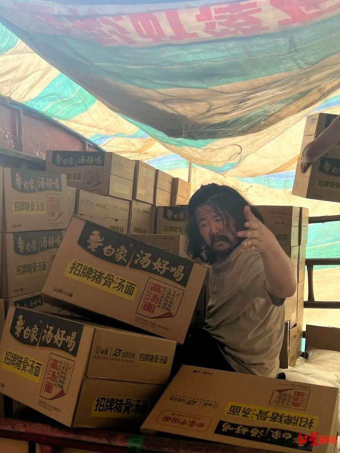 遗憾!受拾荒者资助感动全网女孩意外去世,此前两人相见泪流满面感动全网