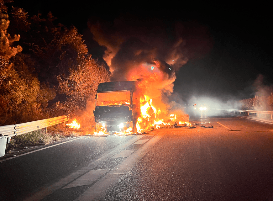 司机往后视镜一看,糟了!670万元货物“葬身火海”