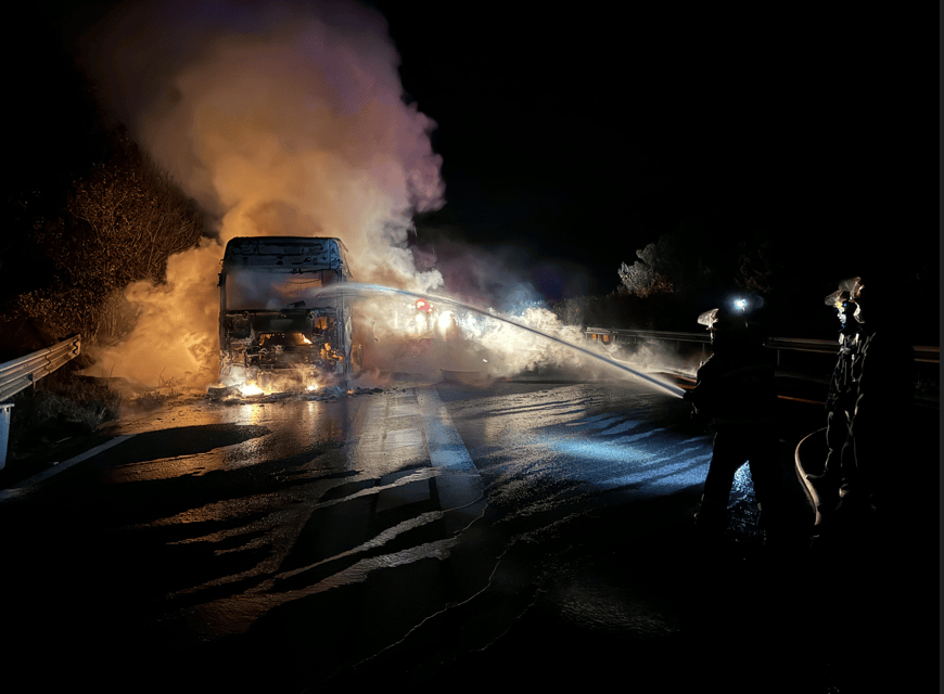 司机往后视镜一看,糟了!670万元货物“葬身火海”