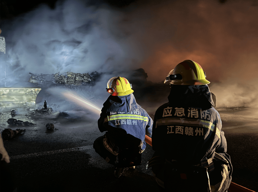 司机往后视镜一看,糟了!670万元货物“葬身火海”