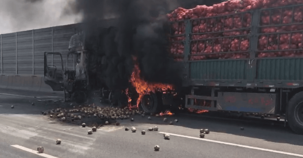 司机往后视镜一看,糟了!670万元货物“葬身火海”