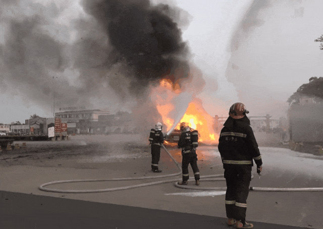 司机往后视镜一看,糟了!670万元货物“葬身火海”