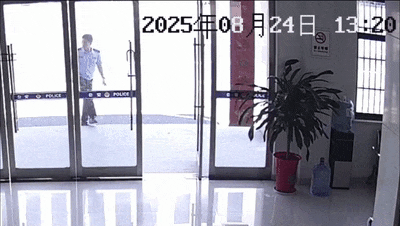 安徽一钓鱼佬钓到一条1米长20斤的“大鱼”,赶紧送到派出所,民警:放生!