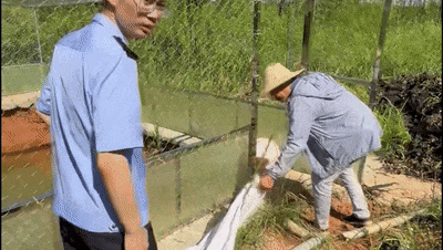 安徽一钓鱼佬钓到一条1米长20斤的“大鱼”,赶紧送到派出所,民警:放生!