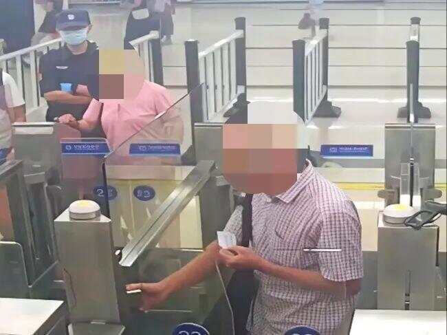 79岁老伯为见其相亲对象“翠花”,将身份证改小10岁 被发现后不忘叮嘱民警“能不能不告诉她”