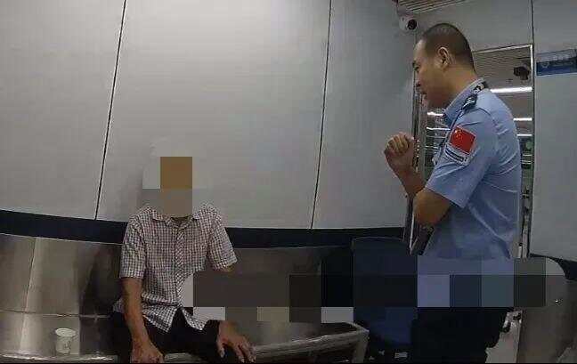 79岁老伯为见其相亲对象“翠花”,将身份证改小10岁 被发现后不忘叮嘱民警“能不能不告诉她”