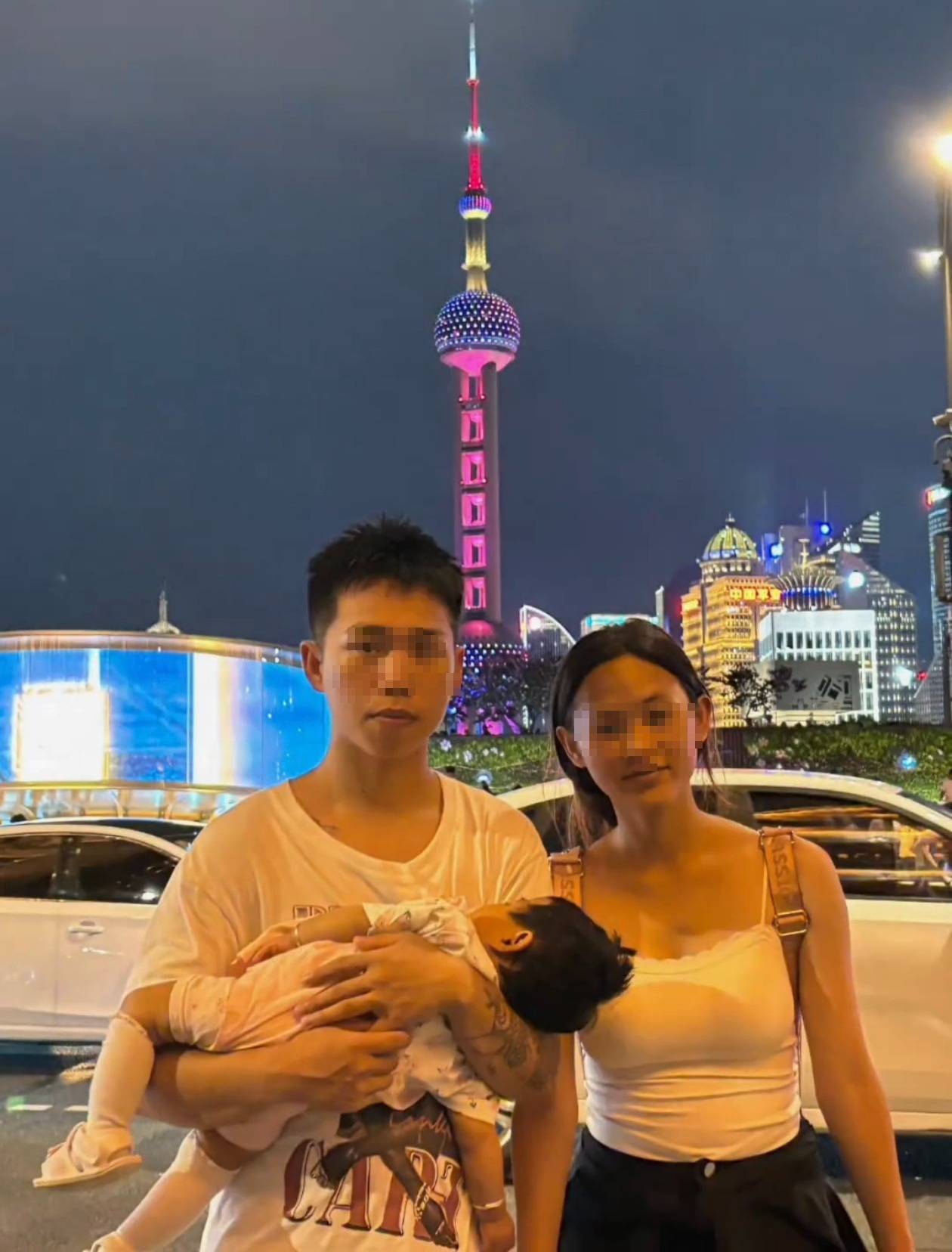 奶奶在哭，宝宝在笑！40天女婴重病，00后父亲割肝救女，术后这一幕让网友泪奔