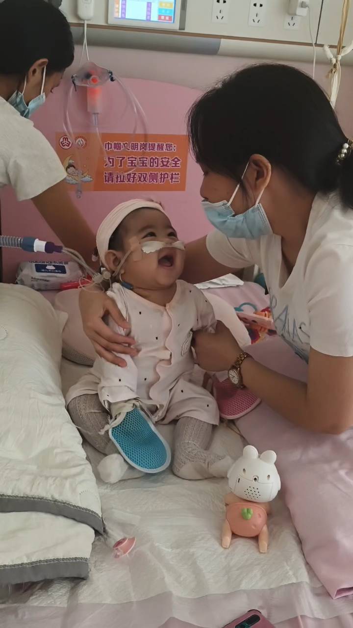 奶奶在哭，宝宝在笑！40天女婴重病，00后父亲割肝救女，术后这一幕让网友泪奔