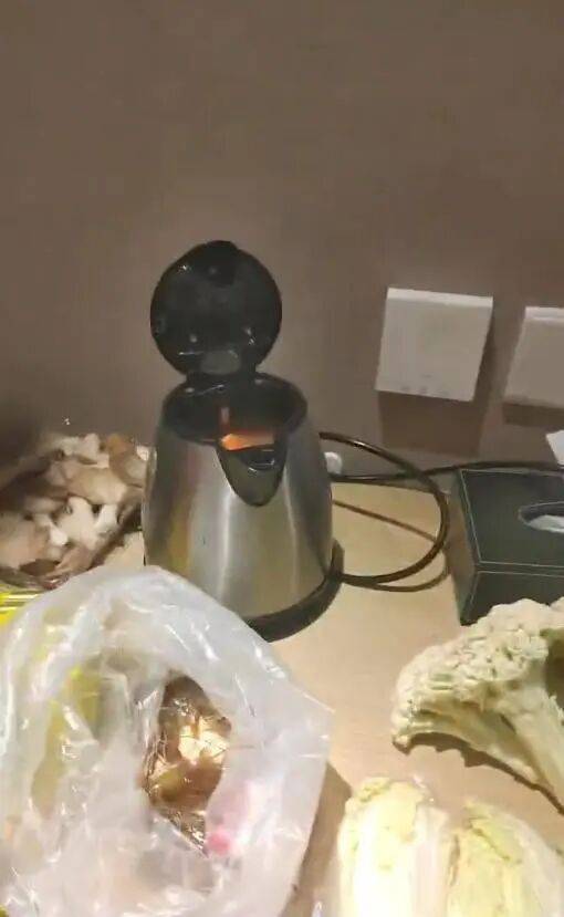 男子发视频“炫耀”用客房水壶煮火锅，当事酒店回应