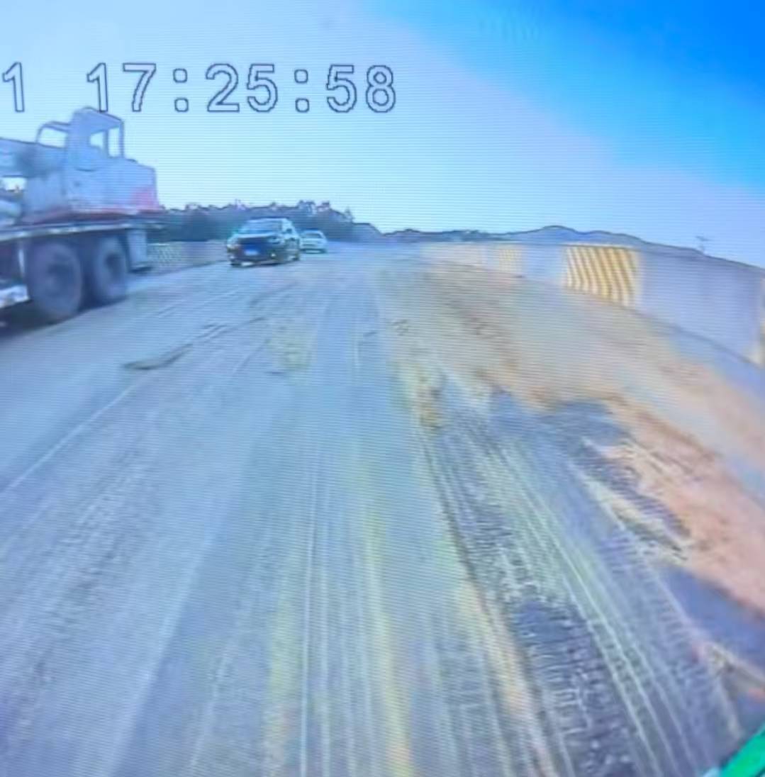 “经过的无一幸免！”多名车主在汕头一高速口附近遇黄色污物，洗车店主：店都臭了