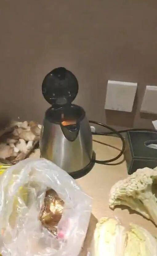 男子在澳门某酒店用水壶煮火锅,负责人:会警告,若损坏需照价赔偿