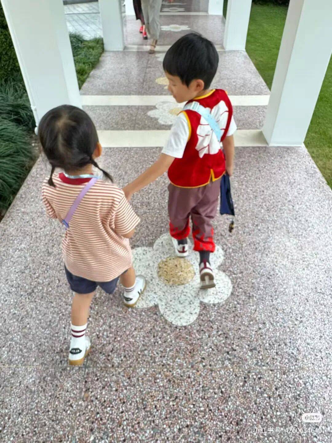 许昕从新疆赶回上海，今天送儿子女儿开学：老妹儿幼儿园第一天！