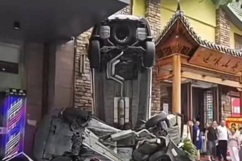 车辆失控驶入路边停车位致1死2伤，警方通报