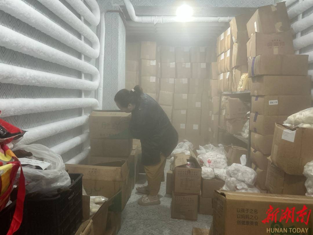 长沙一女子被困零下30度冷库，细心外卖小哥及时救援