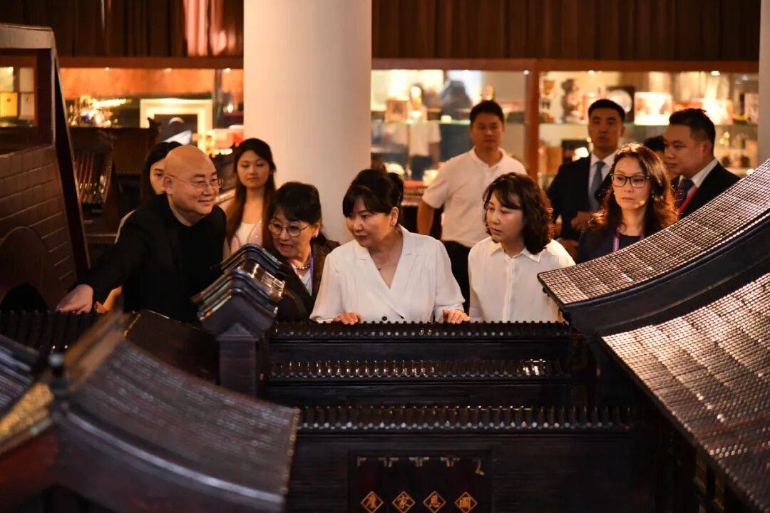 蒙古国总统夫人宝勒尔策策格一行参观中国紫檀博物馆