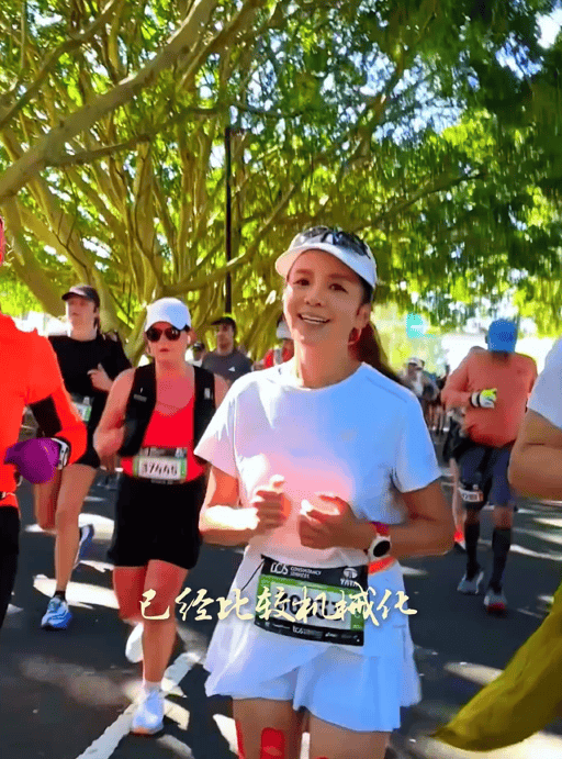 知名主持人朱迅跑完悉尼马拉松全马，开心大笑：又创造个人最好成绩