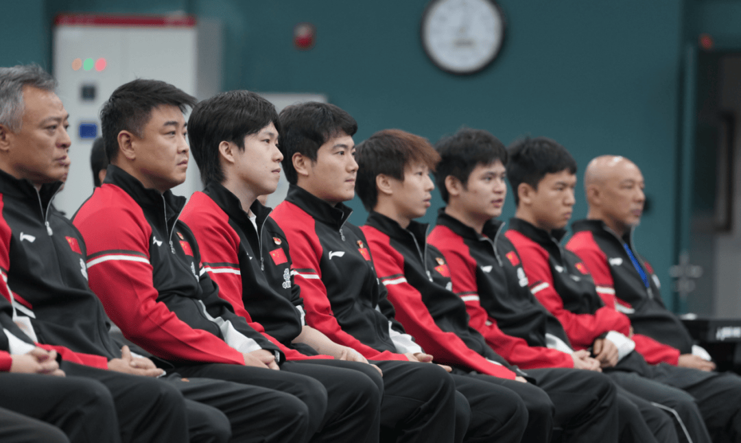 中国乒乓球队集体观看纪念中国人民抗日战争暨世界反法西斯战争胜利80周年大会