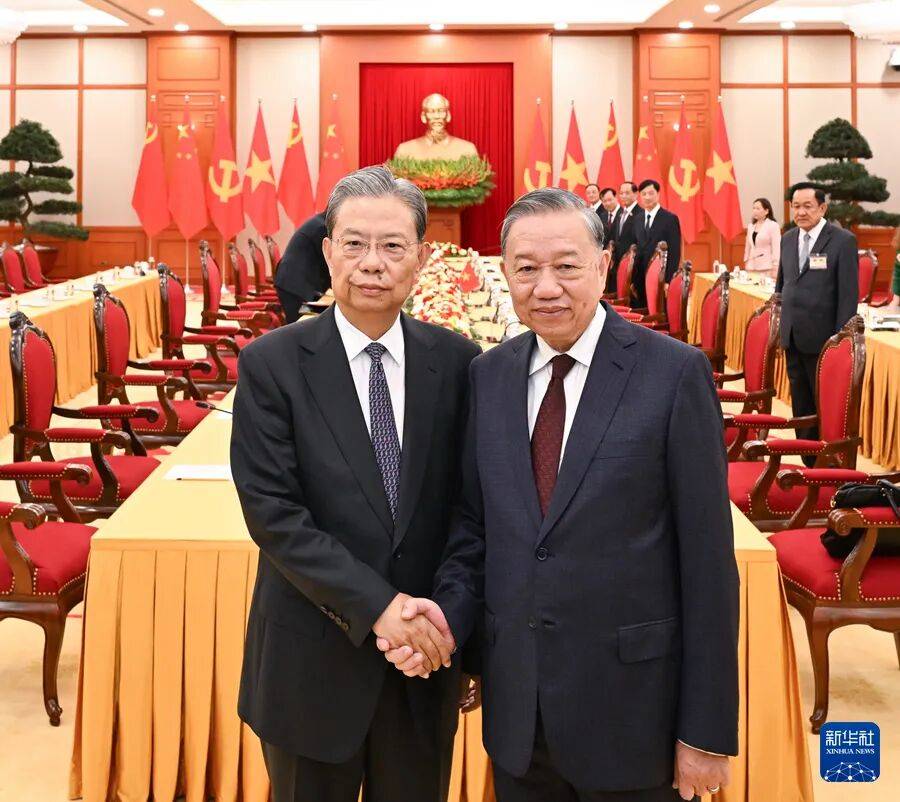 赵乐际访问越南并出席越南国庆80周年庆祝活动