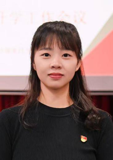 “民兵方队中一眼就认出了她，我们的陈老师！”