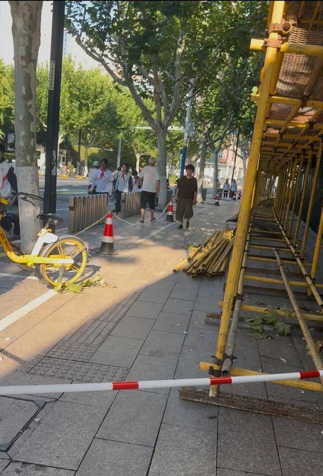 事发上海校门口！学生上学像闯关：夹缝中慢慢腾挪，与非机动车迎面对冲…家长担忧：何时是头