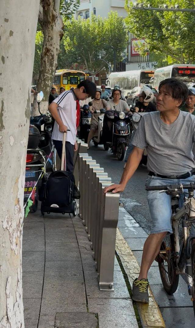 事发上海校门口！学生上学像闯关：夹缝中慢慢腾挪，与非机动车迎面对冲…家长担忧：何时是头
