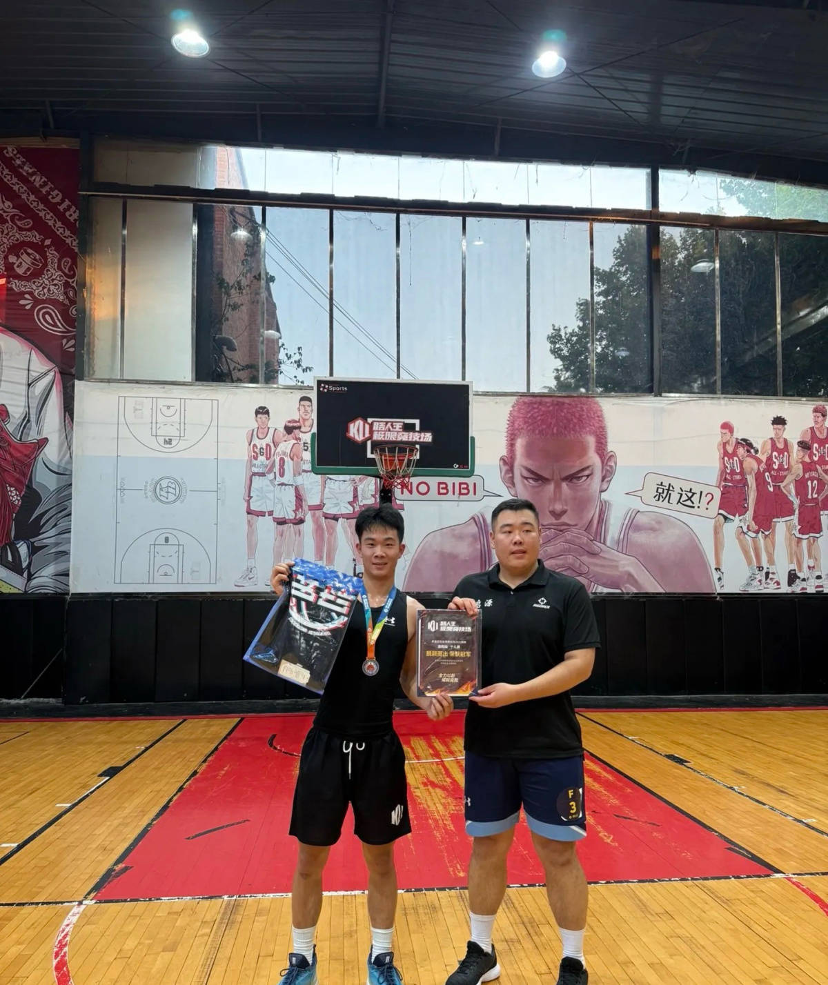 郑州178厘米大学生扣碎篮板，校方：说明弹跳力好！学校出资购买新篮板，已安装好