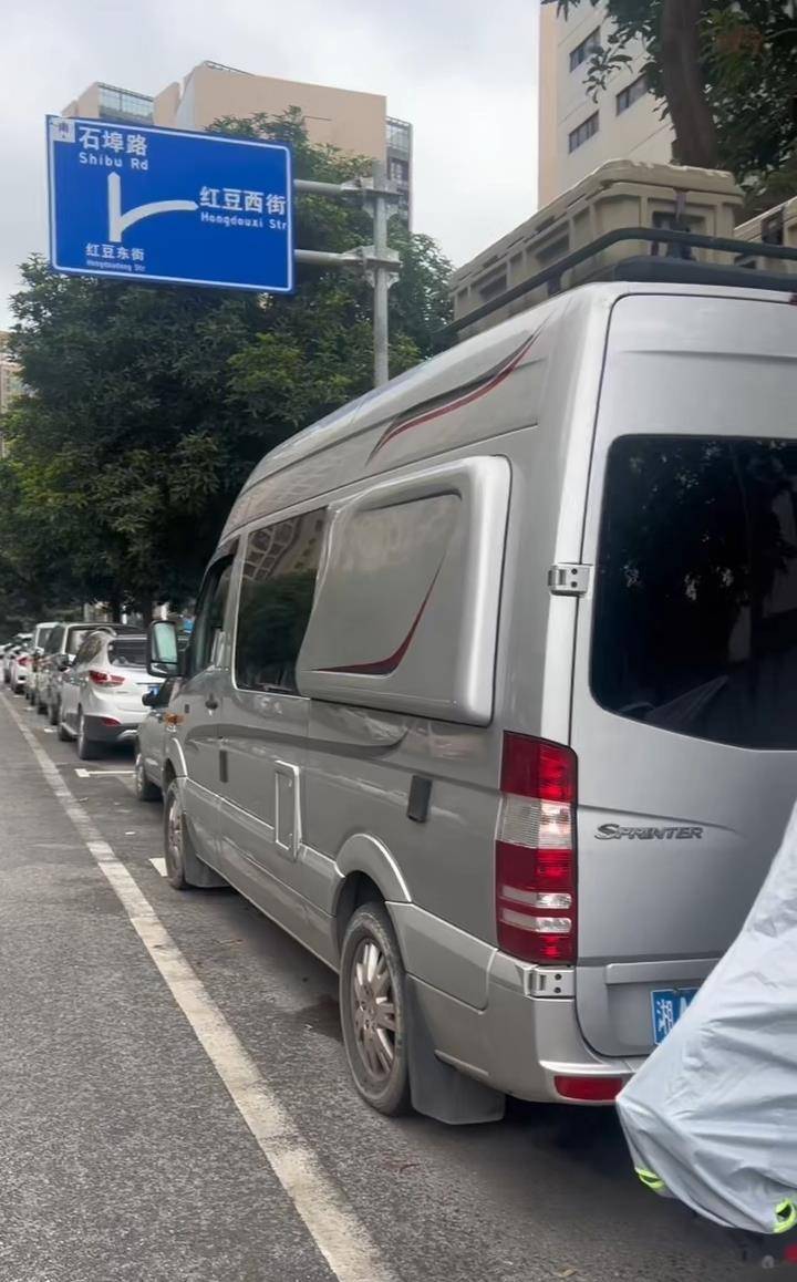 “钥匙在这，我回家了！”上海男子将百万元房车停在南宁街头，请陌生人上车体验