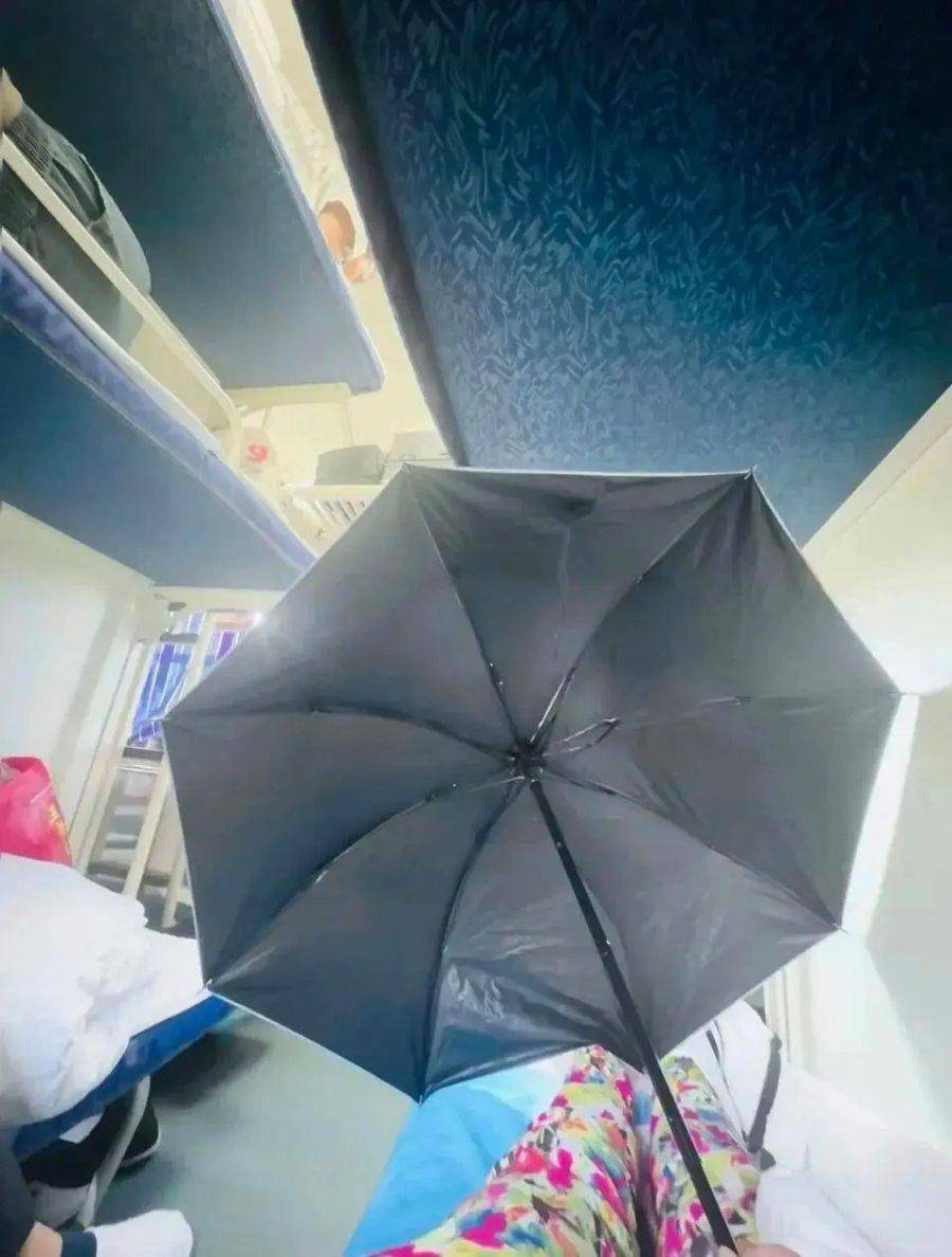 坐火车卧铺打伞遮隐私,别急着喷旅客“矫情”