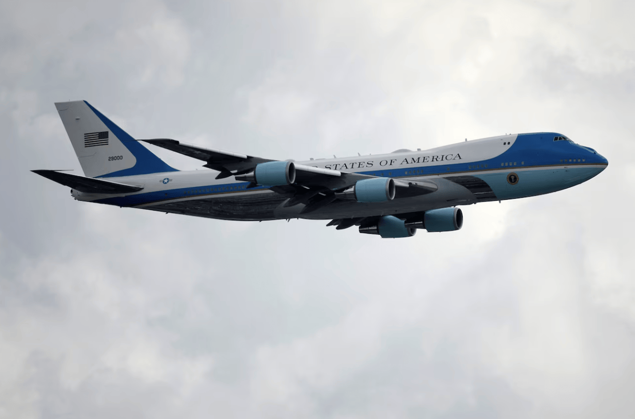 飞行员疑走神，美客机惊险逼近特朗普专机 空管怒吼警告：别碰iPad了！