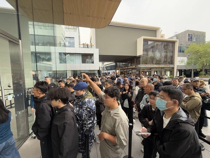 iPhone 17正式开售，橙色Pro Max黄牛最高加价1500元