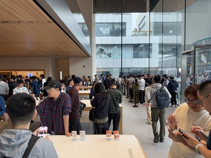 iPhone 17正式开售，橙色Pro Max黄牛最高加价1500元