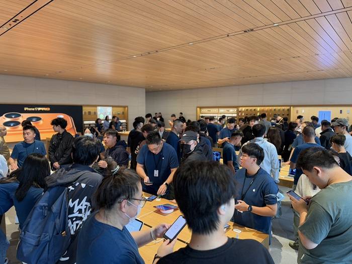 iPhone 17正式开售，橙色Pro Max黄牛最高加价1500元