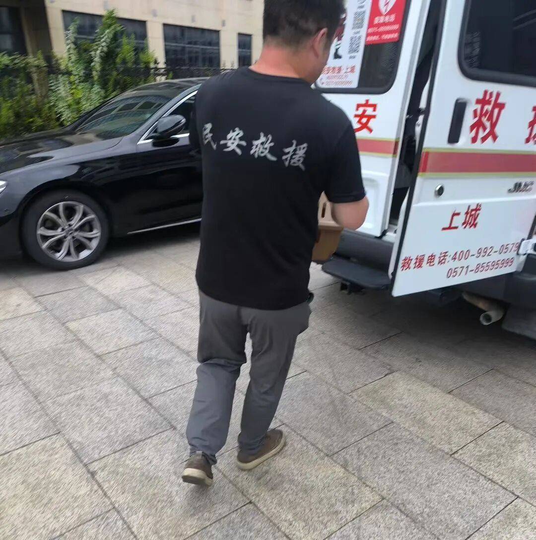 事发杭州高架!“白色不明物体”拦路?仔细一看不得了