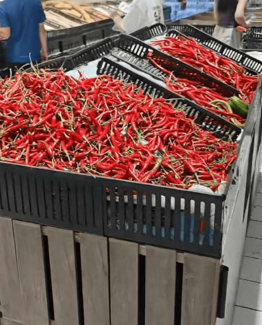 台风“桦加沙”即将登陆,广东一超市只剩辣椒:广东人最后的倔强,路过的看都不看一眼