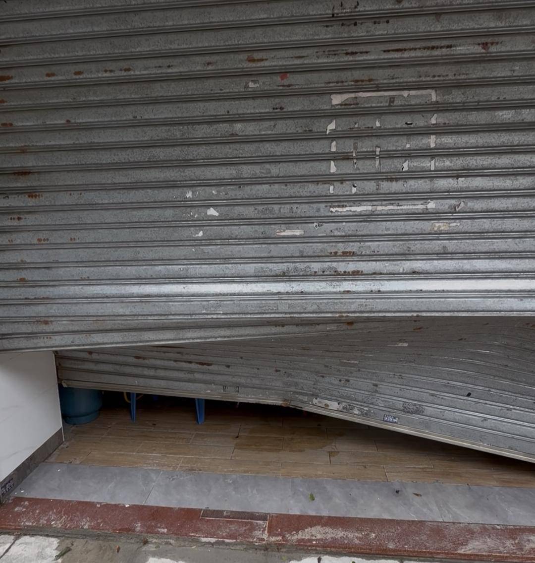 台风天珠海一司机驾越野车造浪冲破多家店玻璃,警方:行拘10日!