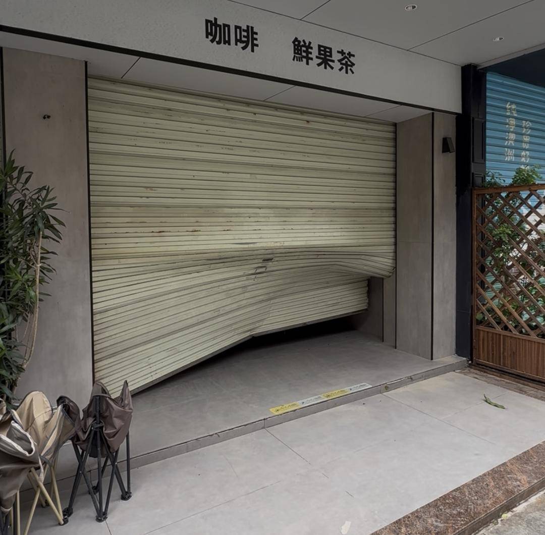 台风天珠海一司机驾越野车造浪冲破多家店玻璃,警方:行拘10日!