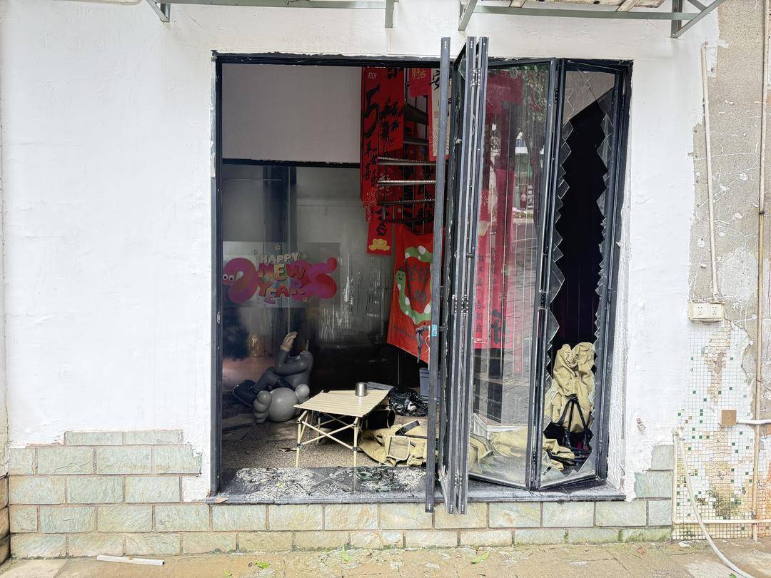 台风天珠海一司机驾越野车造浪冲破多家店玻璃,警方:行拘10日!