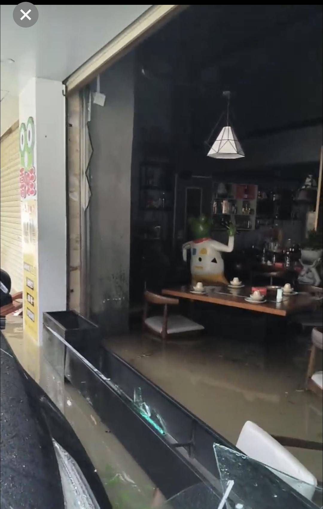 台风天珠海一司机驾越野车造浪冲破多家店玻璃,警方:行拘10日!