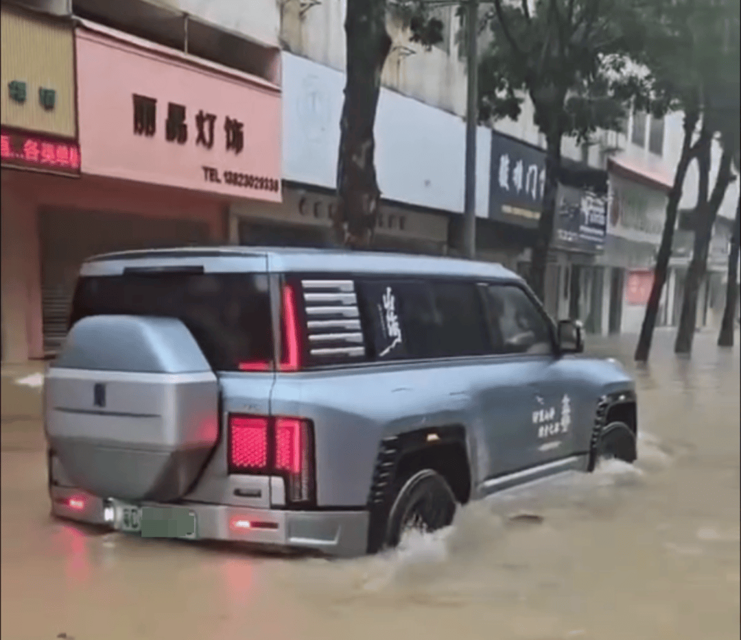 台风天珠海一司机驾越野车造浪冲破多家店玻璃,警方:行拘10日!