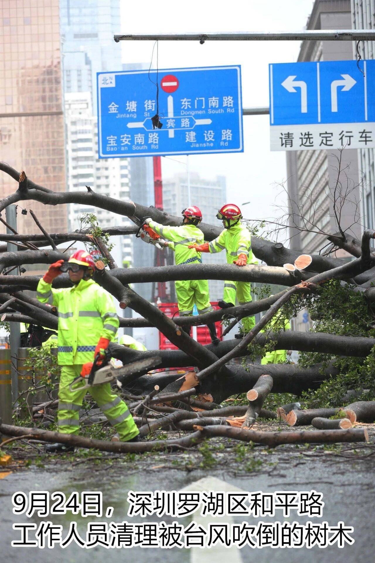 台风夜，深圳有人溺水！紧急！“桦加沙”过境，这些画面泪目