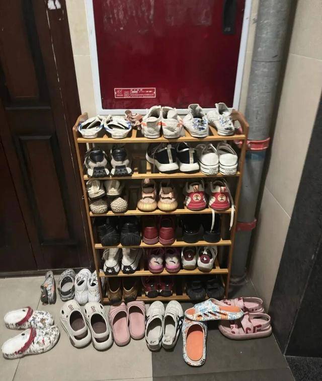 物业“不让门口放鞋子”，门口放鞋柜违法吗？