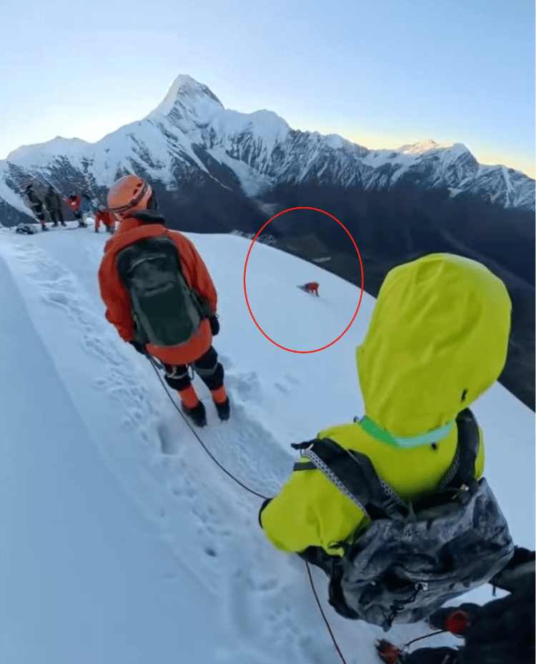 海拔5588米雪山上男子滑坠遇难 亲人：他解开安全绳给同行游客拍照被冰爪绊倒