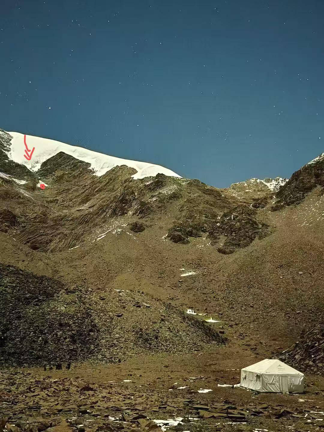 海拔5588米雪山上男子滑坠遇难 亲人：他解开安全绳给同行游客拍照被冰爪绊倒