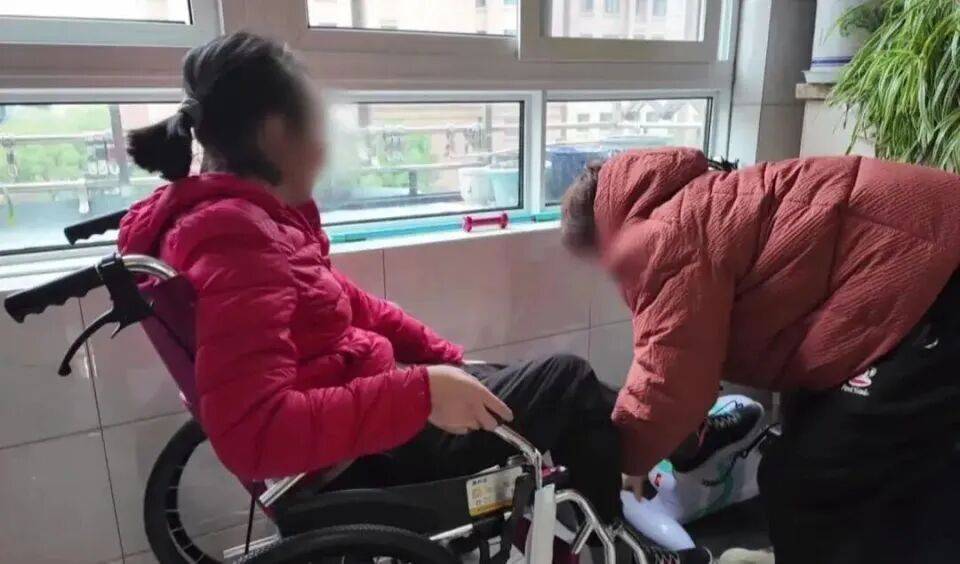 28岁妻子突发罕见病全身瘫痪，丈夫哄骗卖婚房携款失踪，检方强势介入