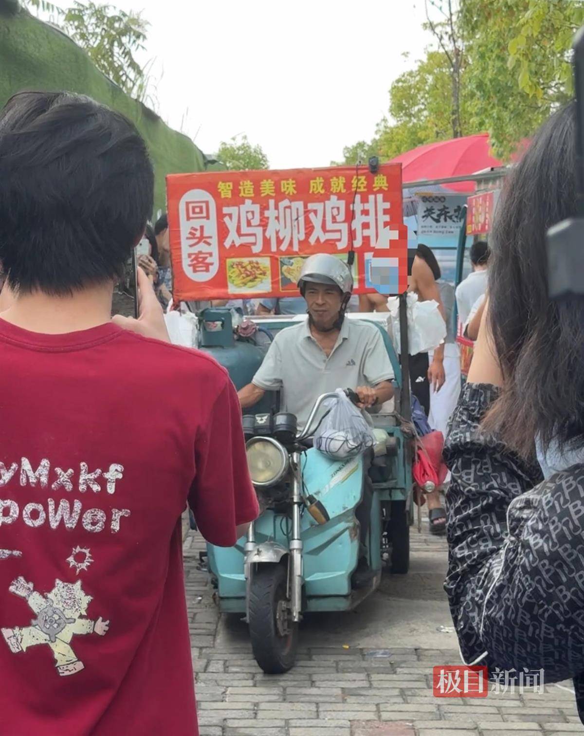 对话鸡排哥李俊永：爆火后每天一二十个镜头对着我，未来不考虑直播带货，更愿意和顾客待在一起