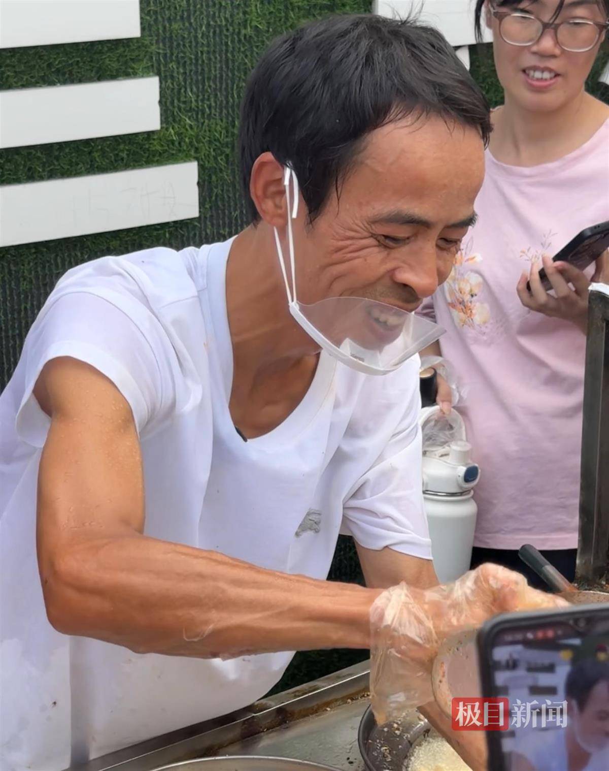 对话鸡排哥李俊永：爆火后每天一二十个镜头对着我，未来不考虑直播带货，更愿意和顾客待在一起