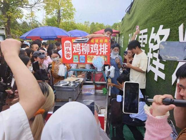 被流量砸中的“鸡排哥”:炸到中暑,每天睡三四个小时,怕辜负顾客不舍得休息