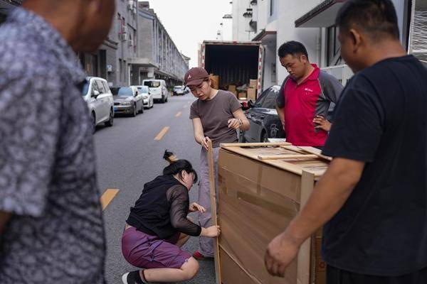 当年轻人走进二手市场:“买二手是年轻人更聪明的选择”