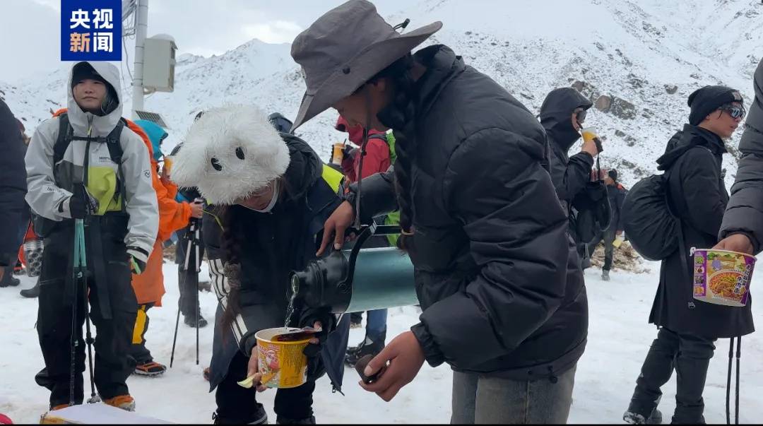 珠峰景区游客被困最新进展：已有350名游客获救，其余200多名游客已全部取得联系