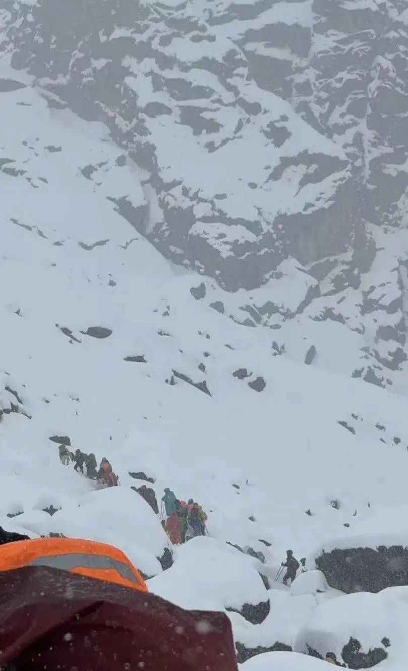 珠峰景区游客被困最新进展：已有350名游客获救，其余200多名游客已全部取得联系